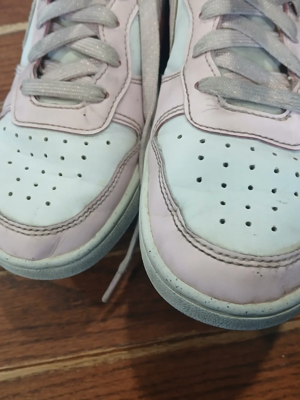 Nike Low-Top Sneakers in Light Pink and White Sz 4Y Back To School Girls